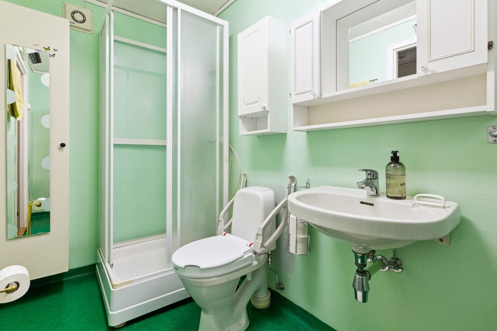 Det har blitt dusjet i dusjkabinett. Galleribilde