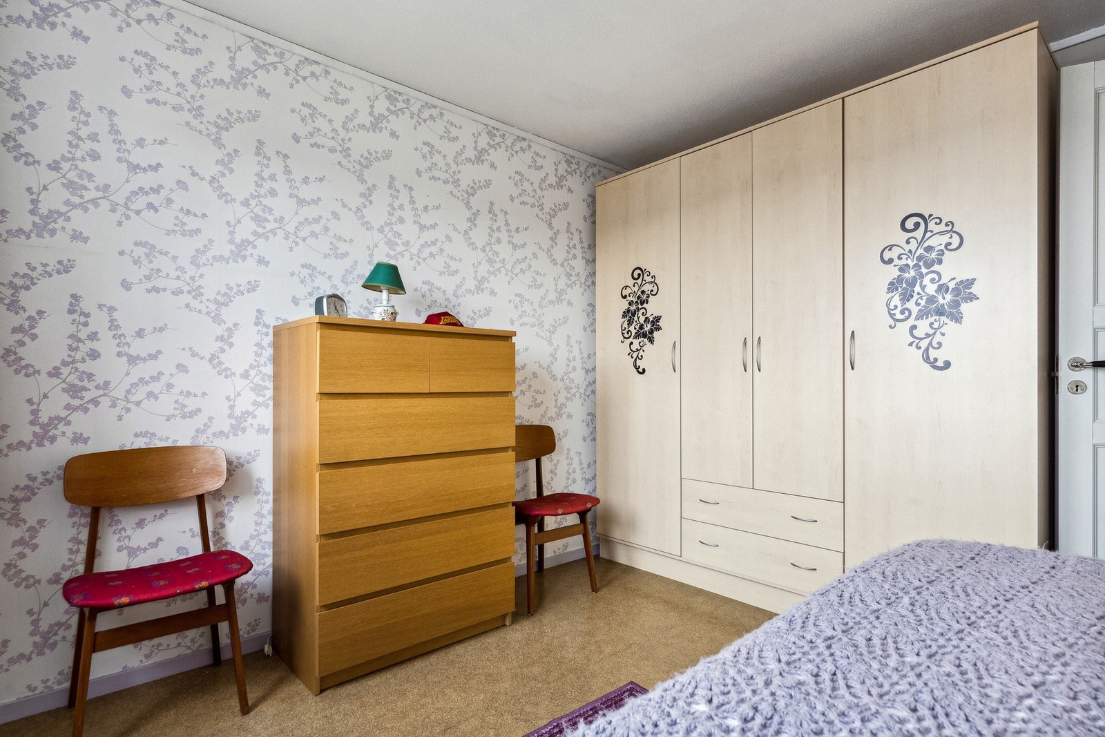 God plass til både dobbetlseng og garderobeløsninger. Galleribilde