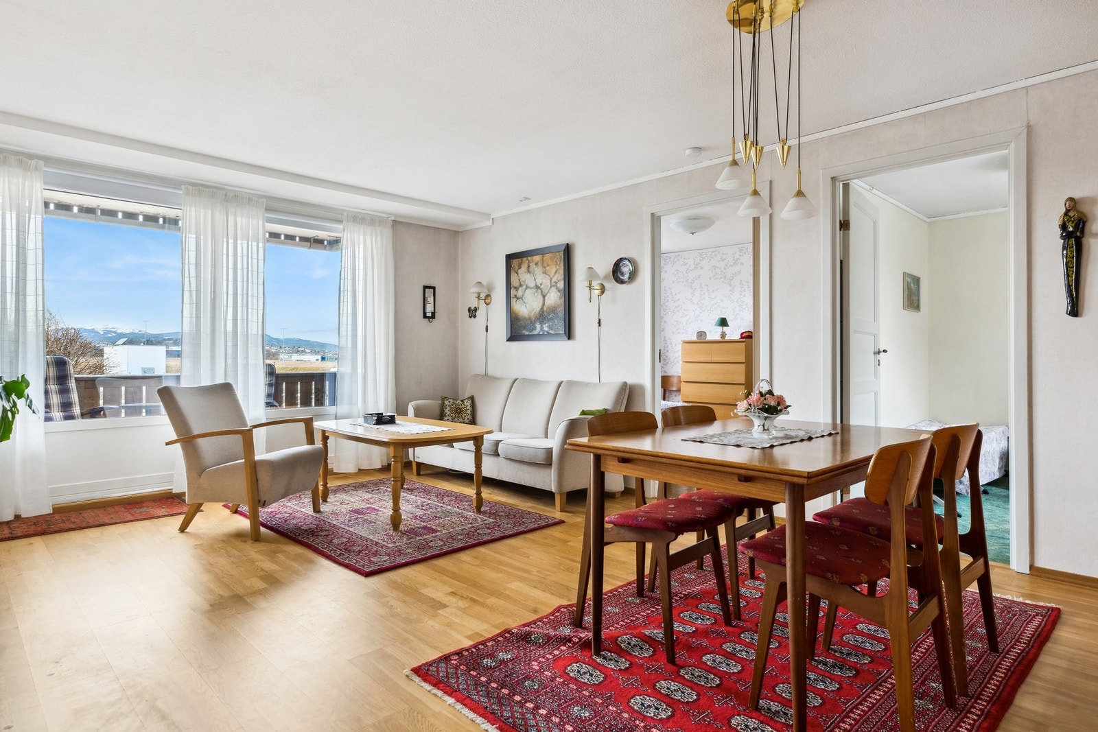 EiendomsMegler 1 v/Frank Robert Bae har gleden av å presentere en 3-roms leilighet beliggende på populære Charlottenlund. Galleribilde