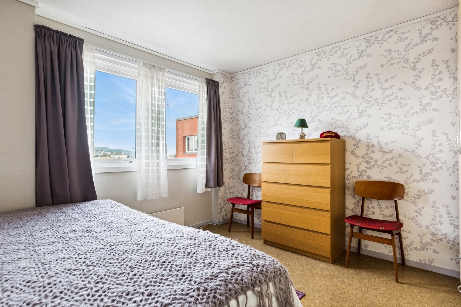 Hovedsoverommet er på 9 kvm. Leiligheten fikk nye vinduer og div. etterisolering i 2012 og 2018. Galleribilde