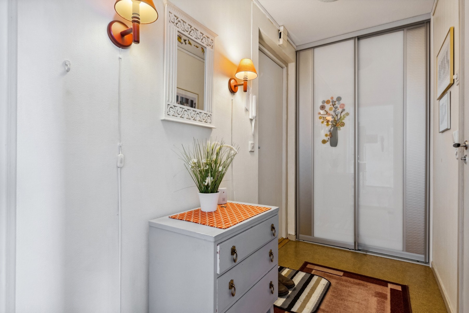 Gang innredet med skyvedørsgarderobe. Callinganlegg. Galleribilde