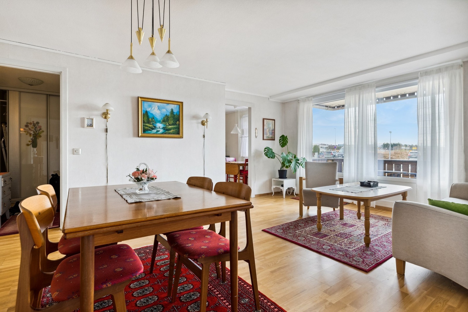 Stuen er på ca. 22 kvm og har plass til både spisebord og sofagruppe. Galleribilde