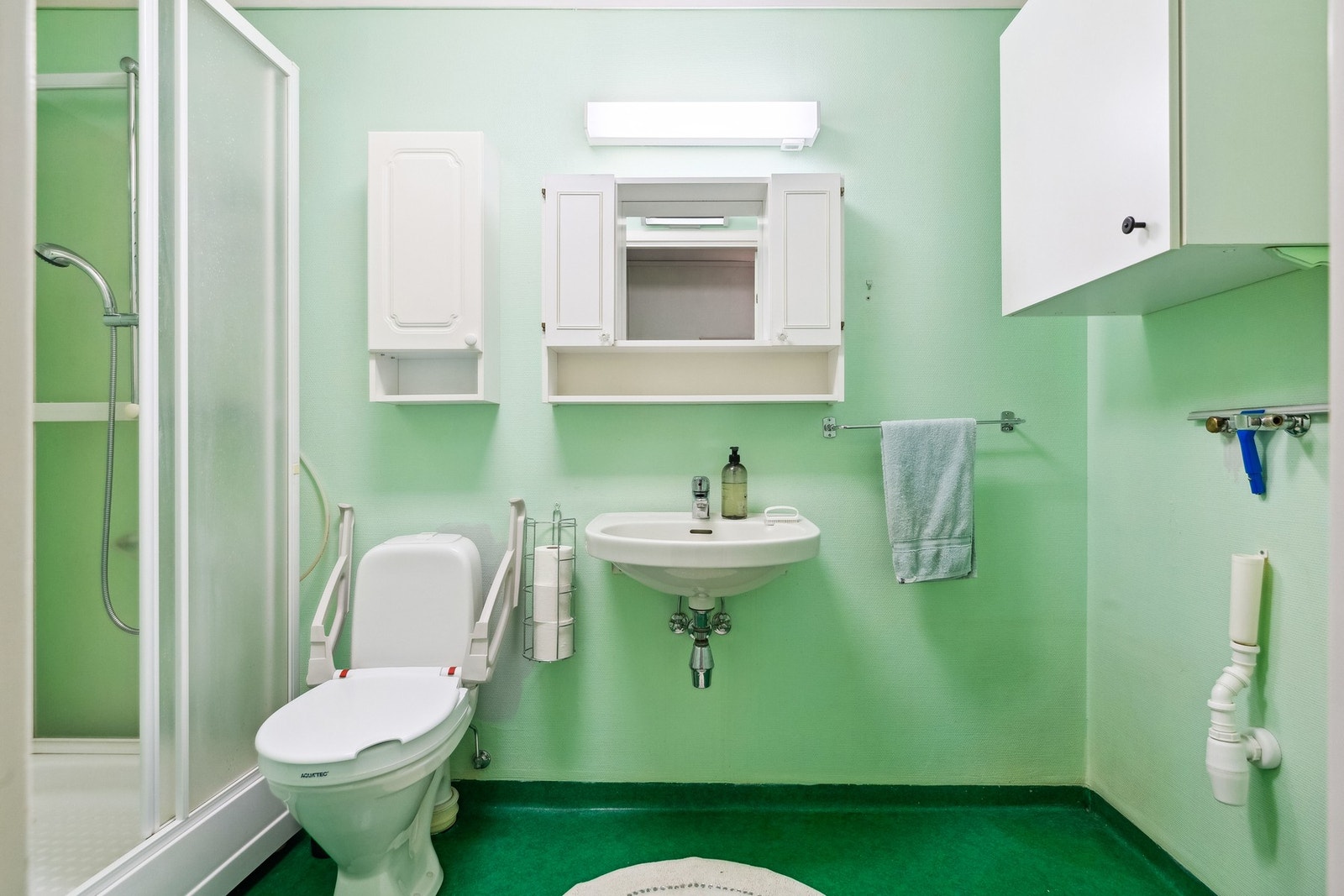 Badet er på ca. 5 kvm og har opplegg for vaskemaskin. Galleribilde