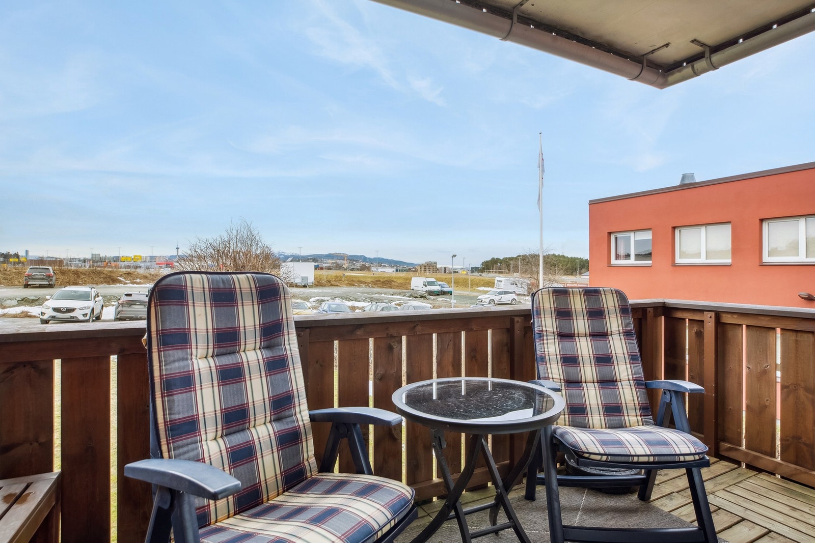 Sørvestvendt og usjenert balkong på 6 kvm. Galleribilde