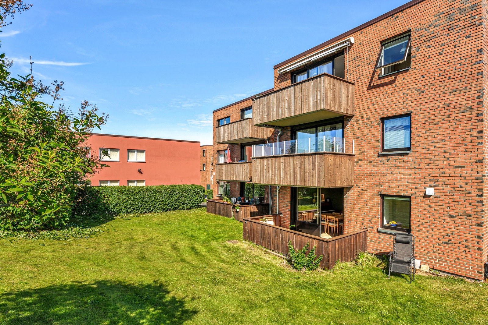 Pent opparbeidede grøntarealer like utenfor balkongen. Nytt tak fra 2023. Galleribilde