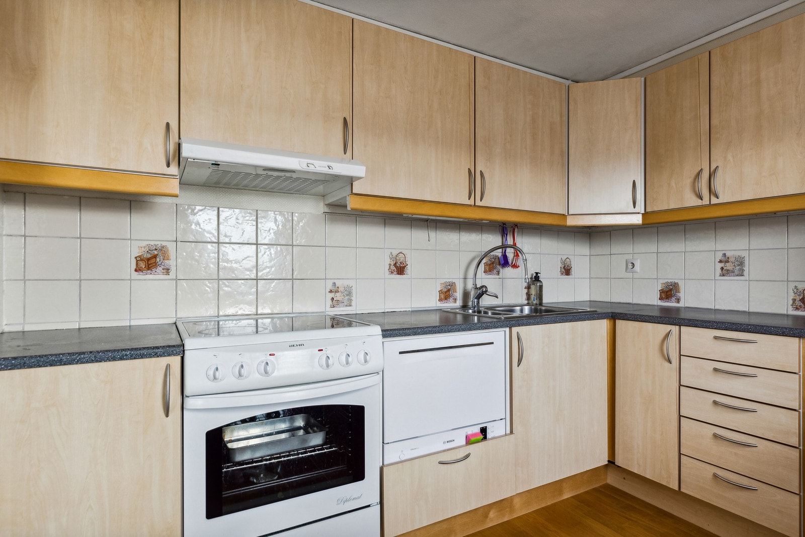 Kjøkken på ca. 8 kvm med mye skap- og benkeplass. Galleribilde