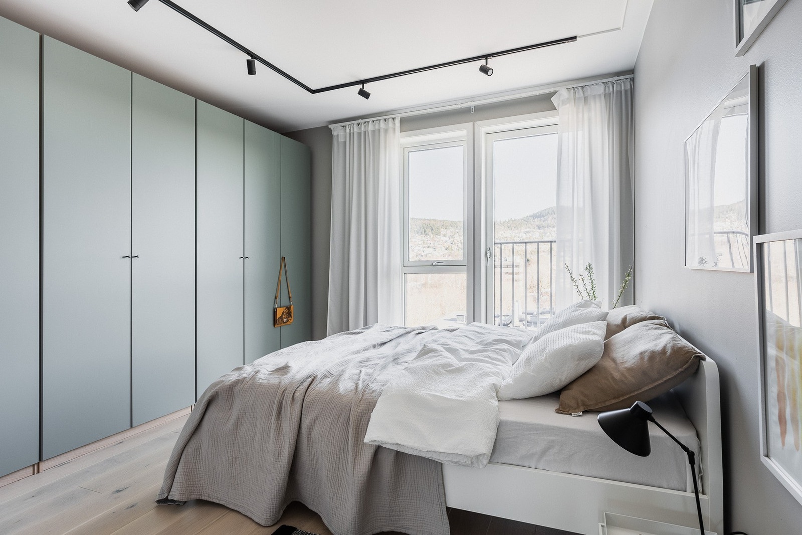 Hovedsoverom med praktisk garderobeinnredning og fransk balkong. Galleribilde