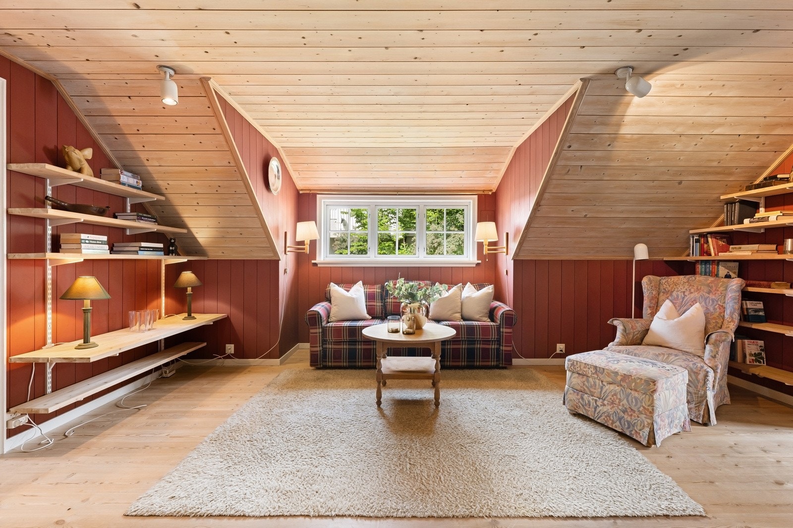Stuen har store vindusflater som slipper inn godt med lys. Galleribilde