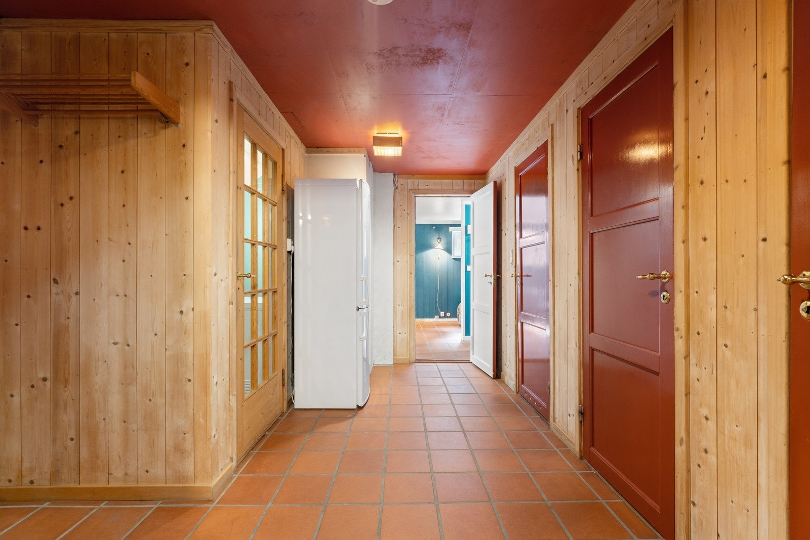 Det er en romslig hall med varmekabler i gulv. Galleribilde
