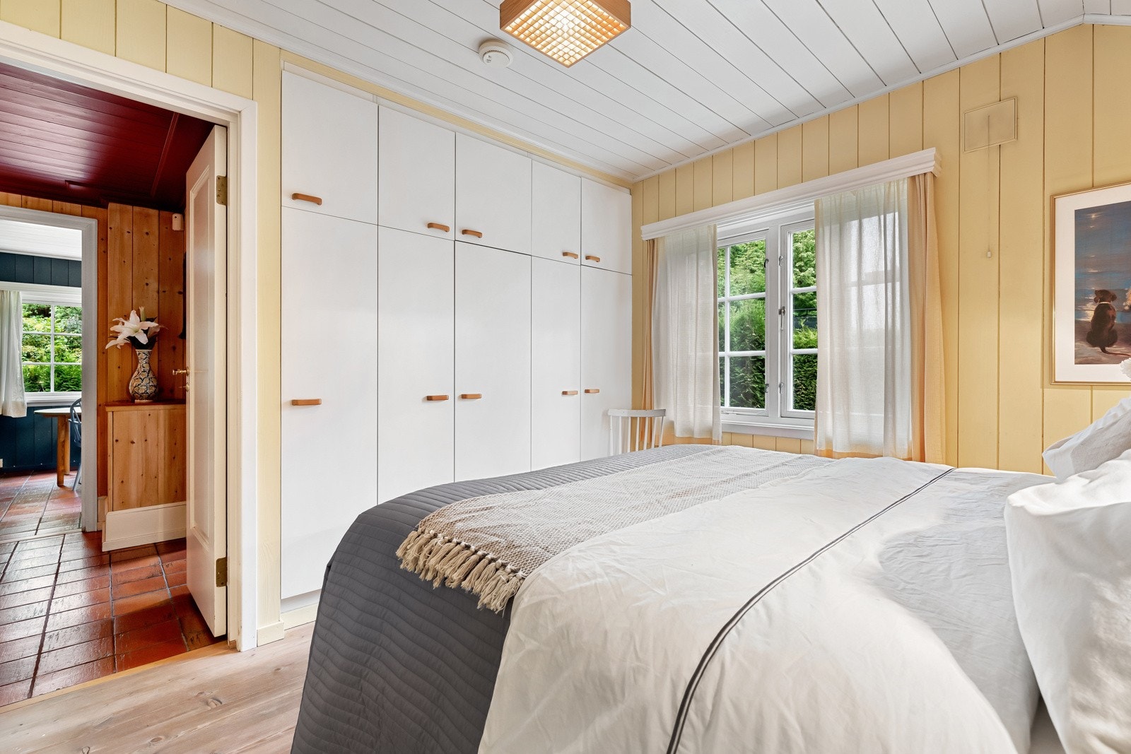 Her er det god plass til nattbord, garderobeinnredning e.l. Galleribilde