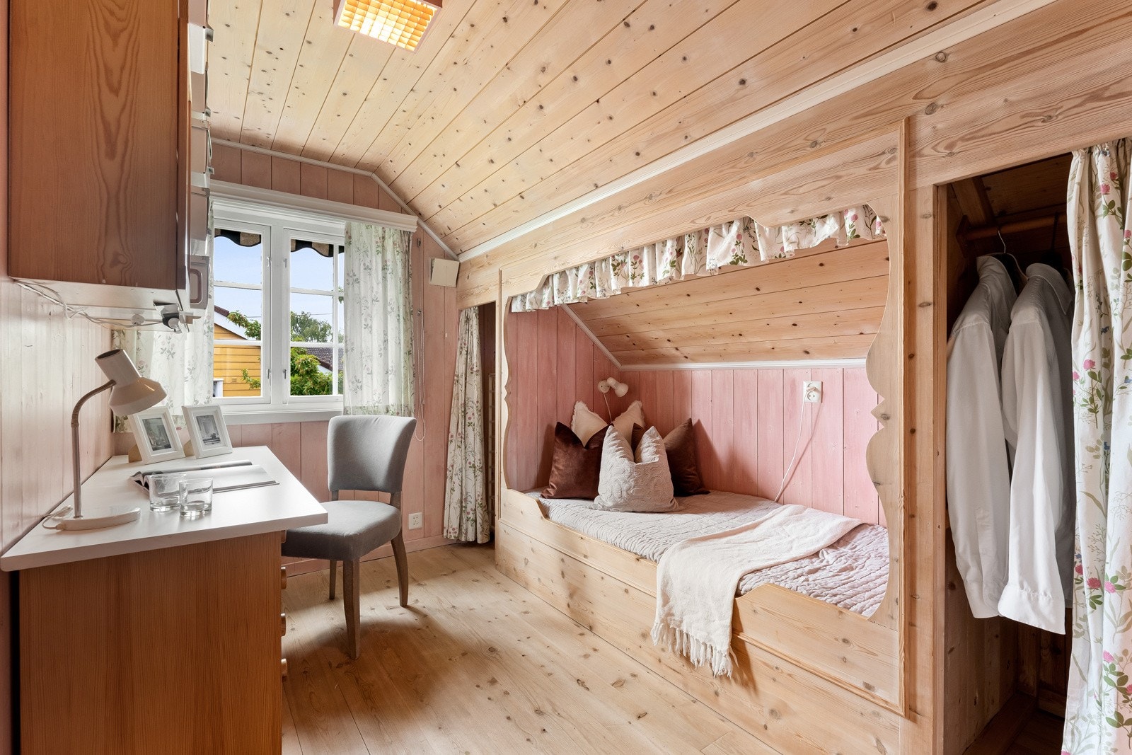 Soverommene er innredet med plassbygd sengeløsning, god plass til kontorpult og garderobe. Galleribilde