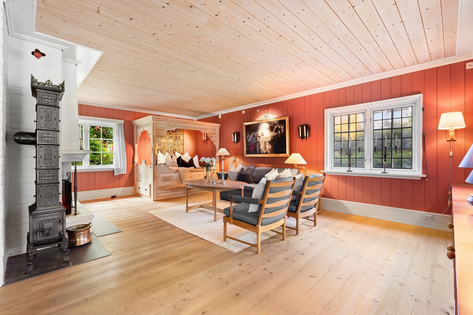 Stuens store vindusflater sørger for en god naturlig belysning. Galleribilde