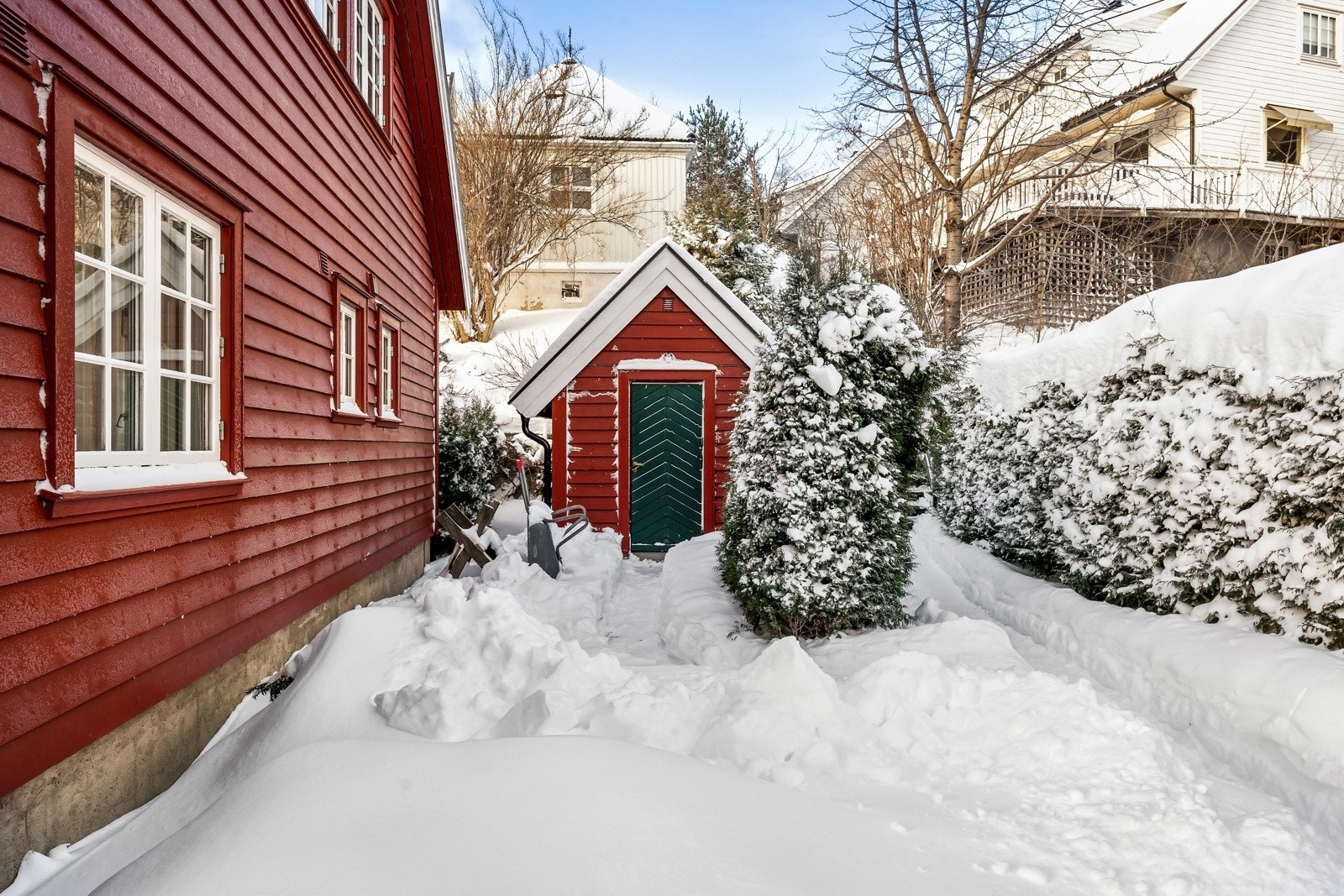 Husets tomt ligger svært skjermet og privat. Galleribilde