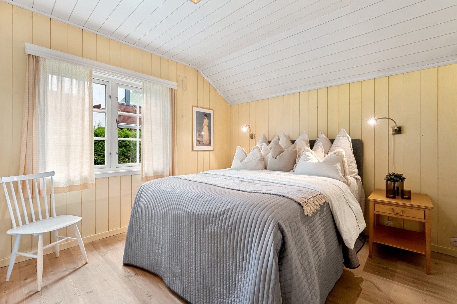 Husets hovedsoverom ligger i husets første etasje og er av god størrelse. Galleribilde