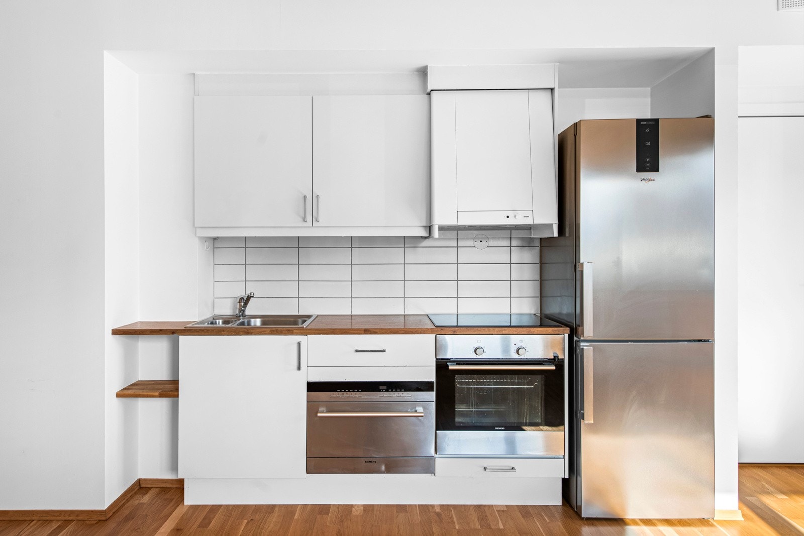 Kjøkkeninnredning med nisje for kjøleskap Galleribilde