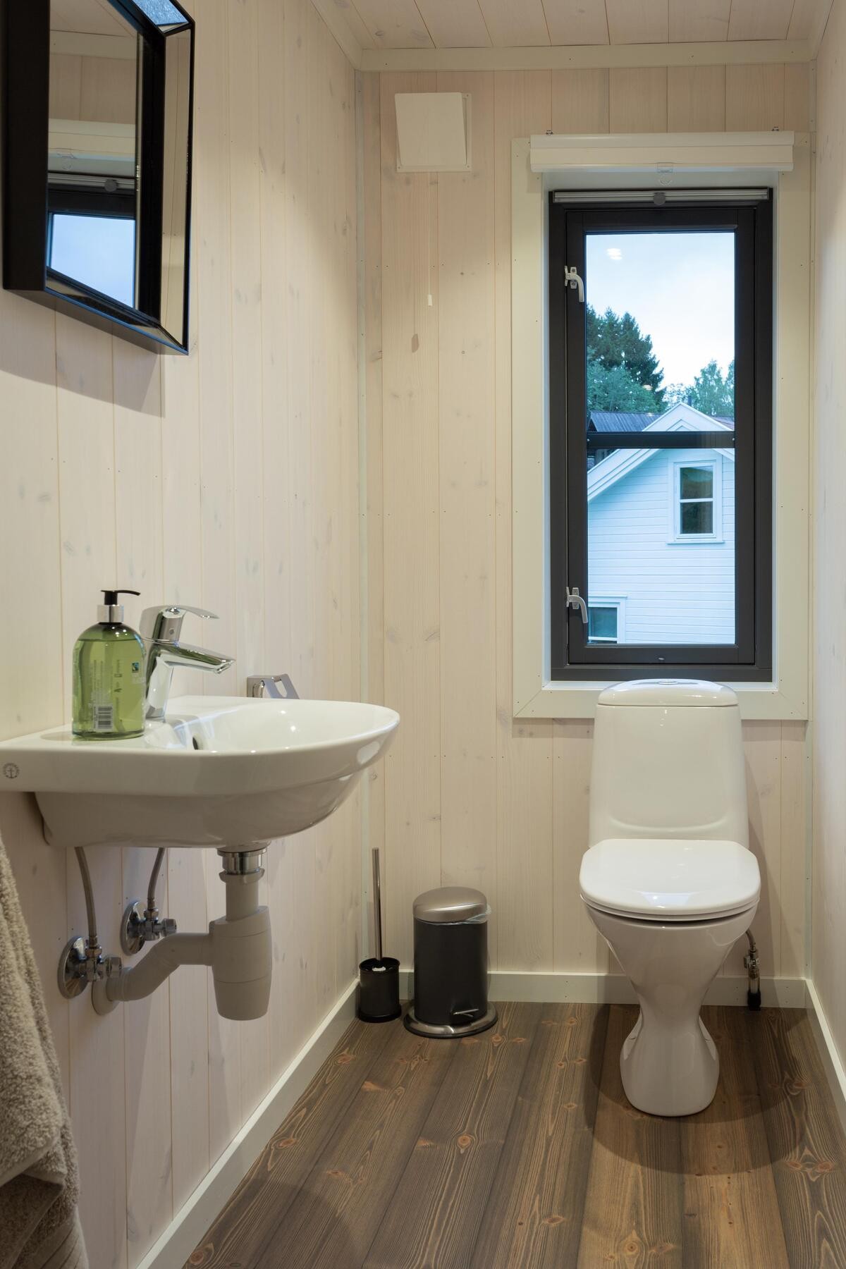 Polar 88 har også eget WC rom.
Foto fra visningshytte på Hellerudsletta Galleribilde