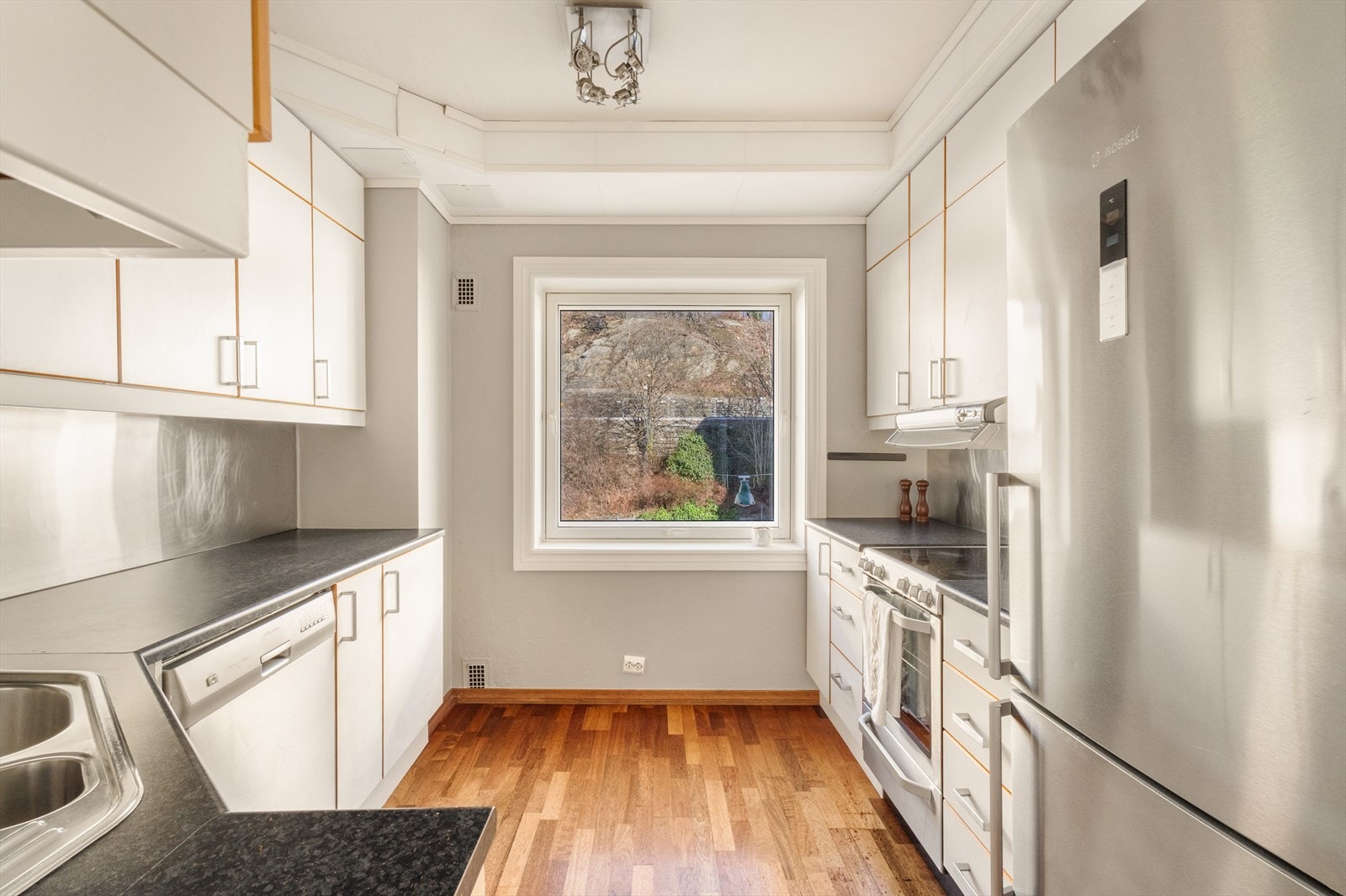 Kjøkken med god skap- og benkeplass. Galleribilde