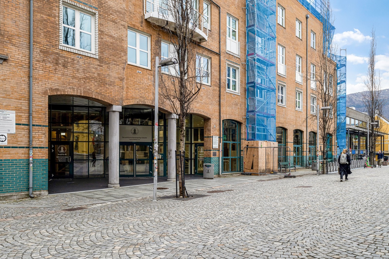 Det Samfunnsvitenskapelige Fakultet - Universitetet i Bergen 600 meter fra leiligheten. Galleribilde