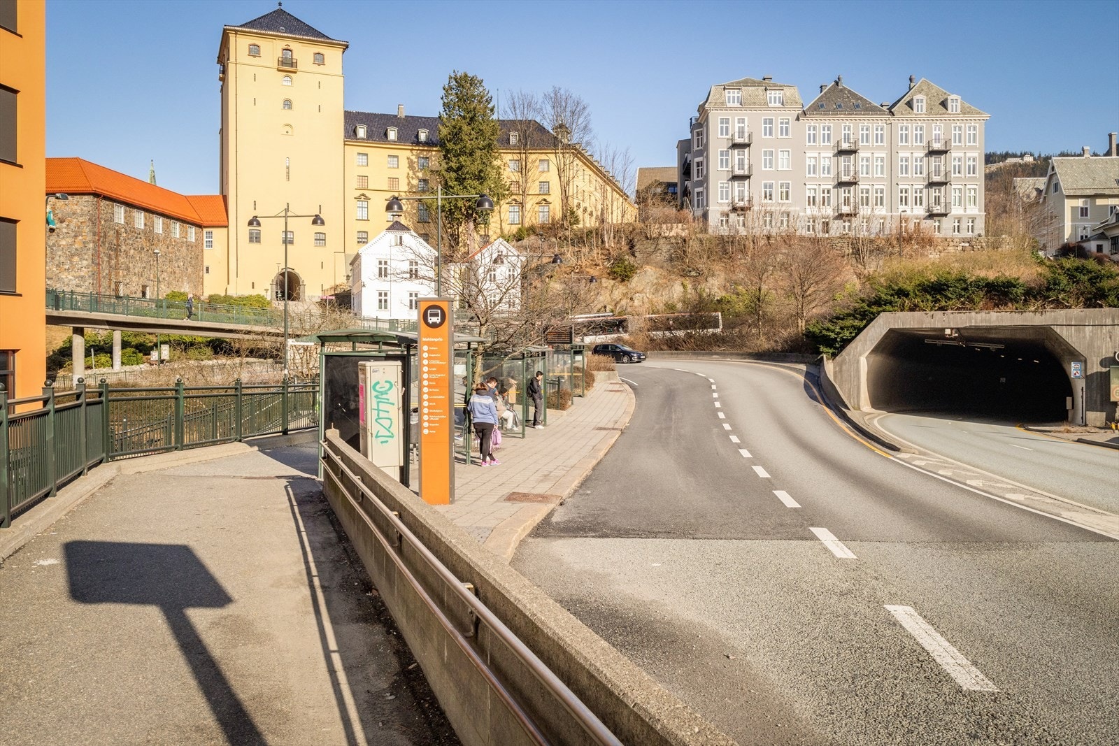 Gode bussforbindelser "rett utenfor" døren. Galleribilde