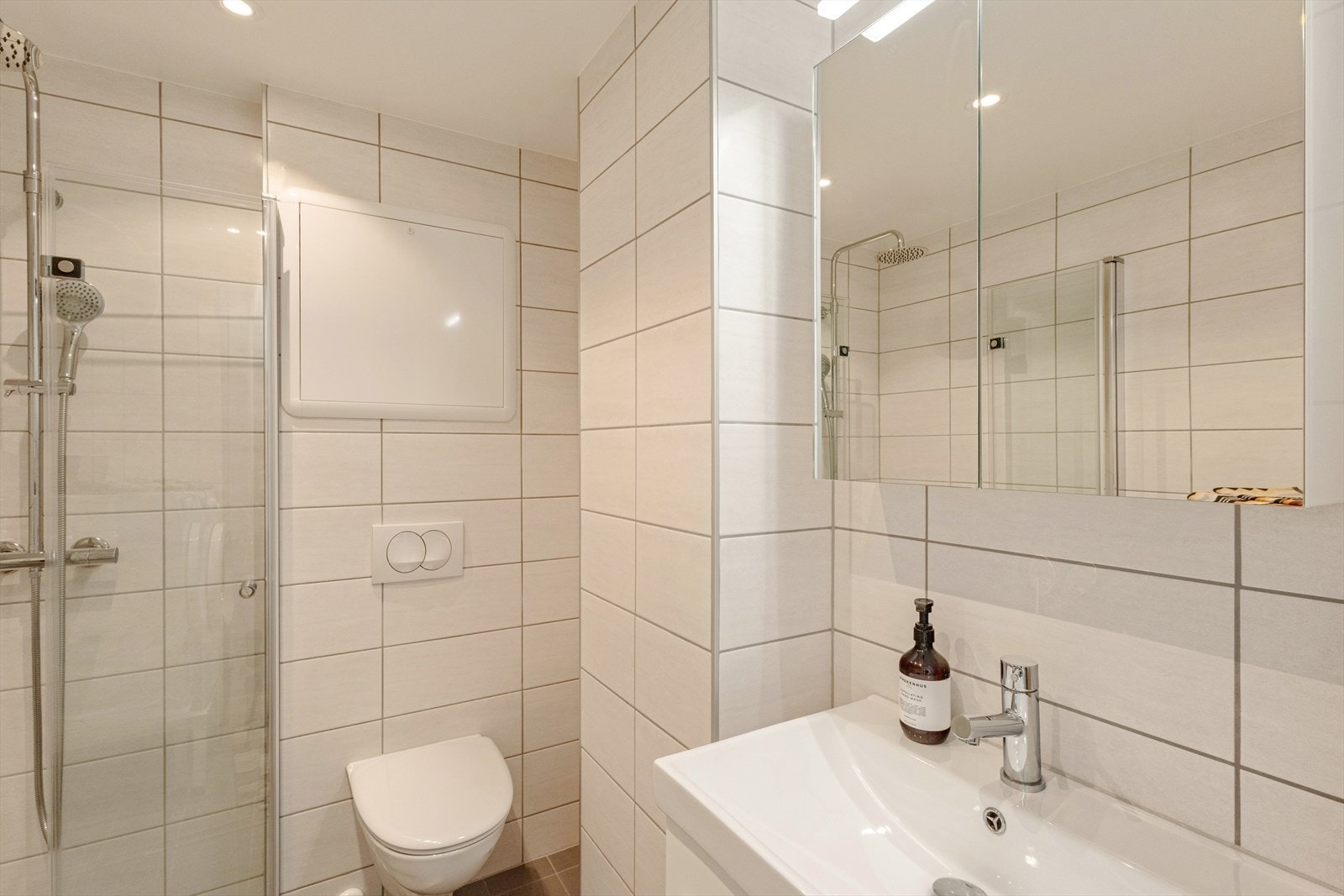 Bad er målt til 3,9m². Her er det opplegg til vaskemaskin. Galleribilde