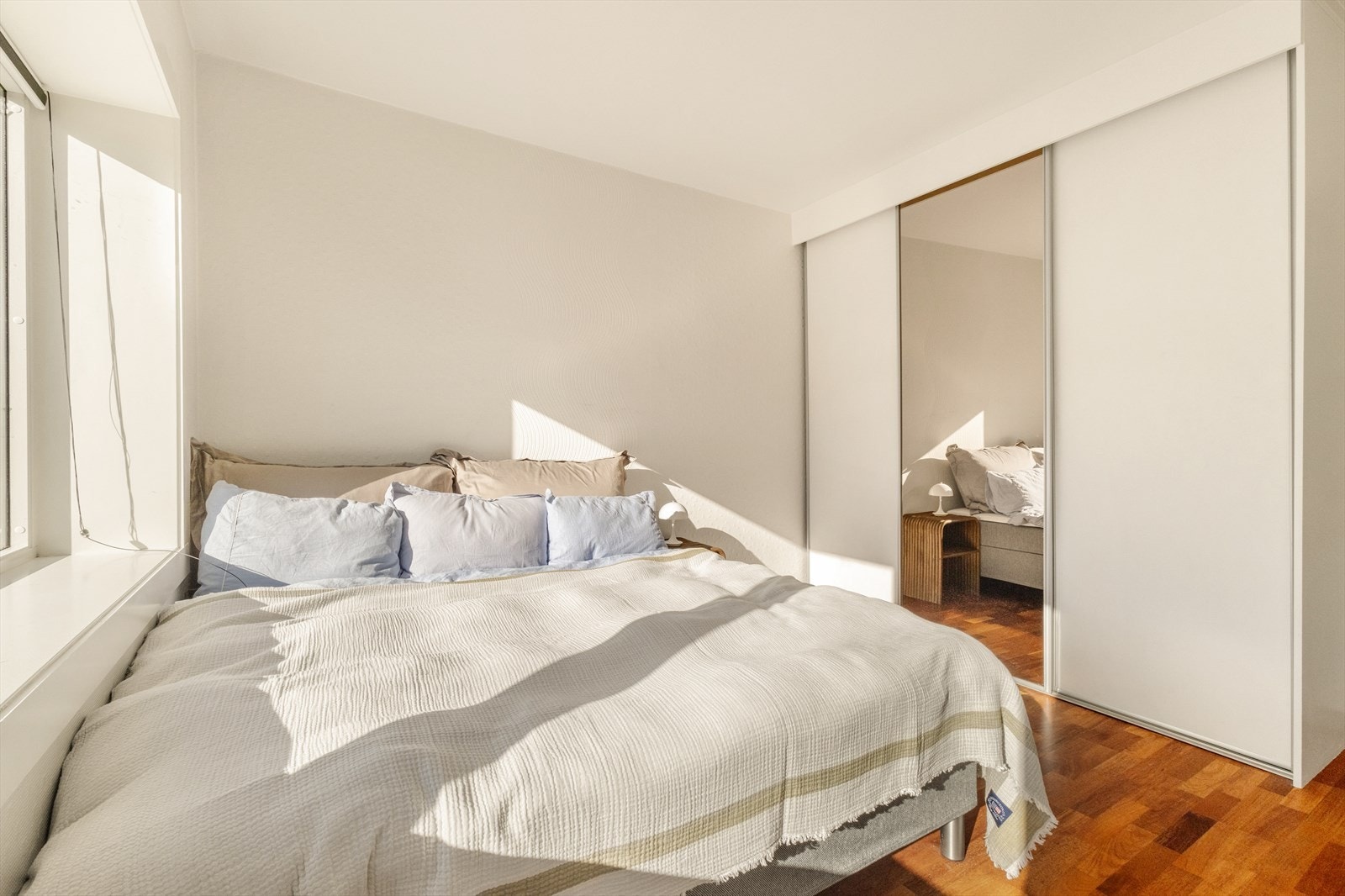 Begge soverommene er romslige og man kan enkelt møblere med både seng, nattbord og garderobeløsning. Galleribilde