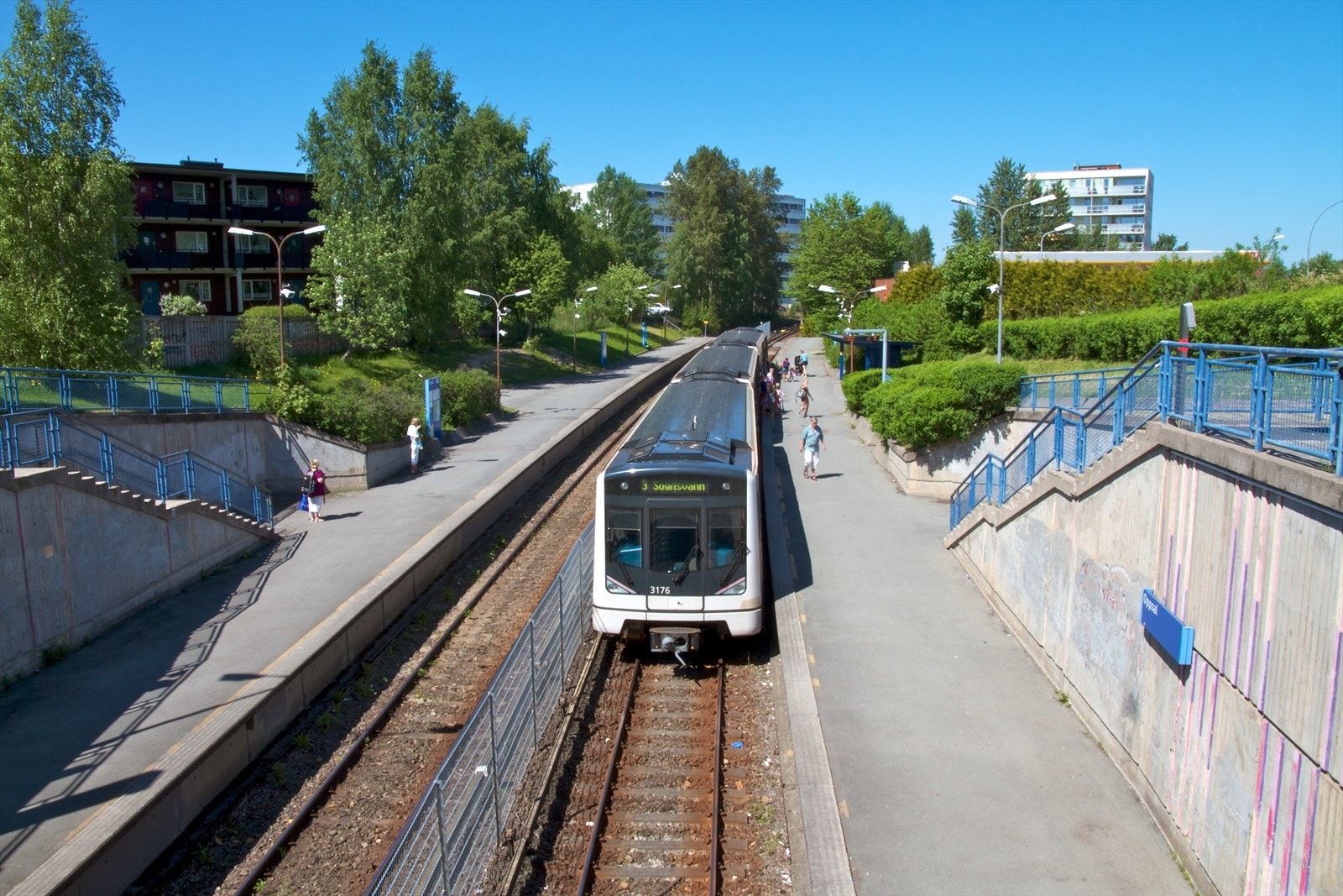 Kun få minutters gange til både T-bane (linje 2 og 3) og bussforbindelser bl.a. nr. 61, 76, 78 og 79, samt flybuss Galleribilde