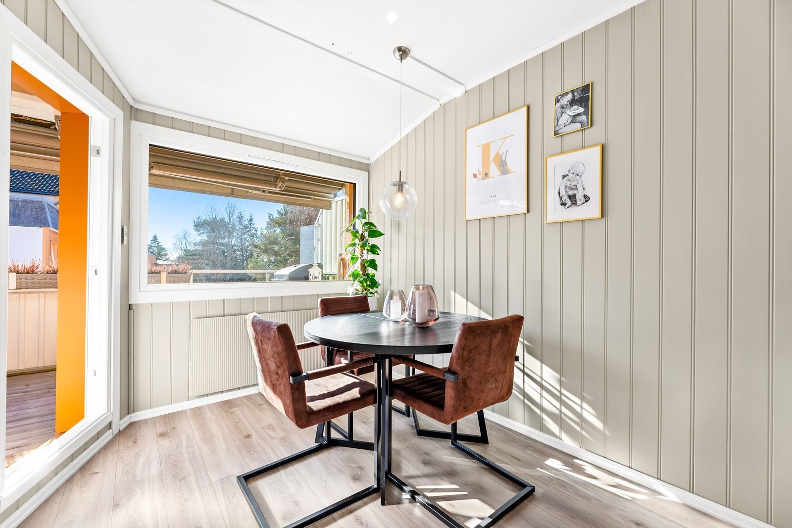 Spisestuen er i tilknytning til stuen og har plass til stort spisebord med flere middagsgjester Galleribilde