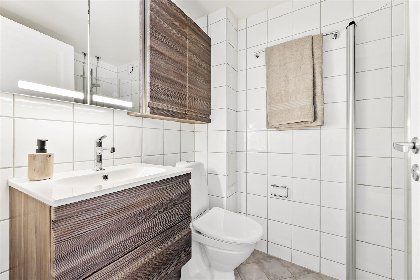 Badet fremstår som velholdt og ble sist renovert av fagfolk i regi av borettslaget. Galleribilde