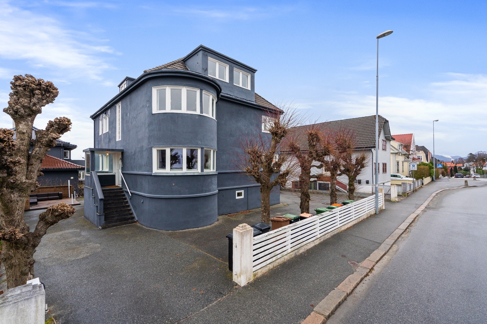 God parkeringsplass på tomten Galleribilde