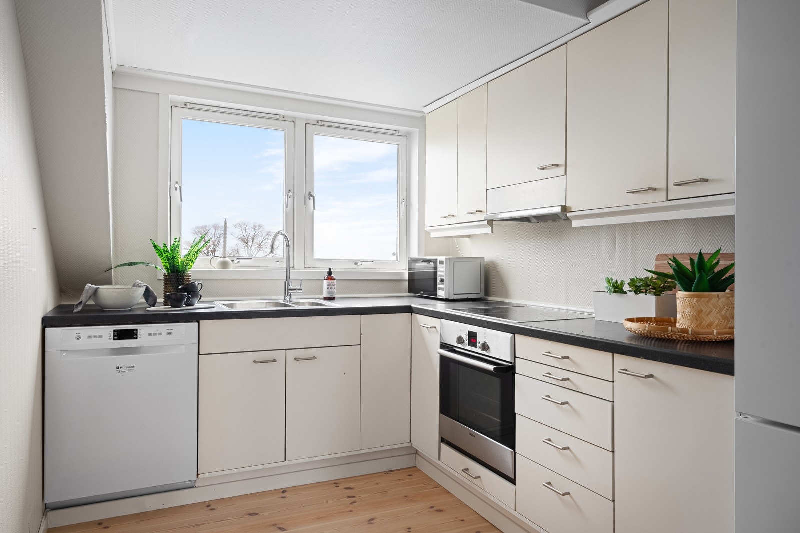 Funksjonelt kjøkken med god skap- og benkeplass. Galleribilde