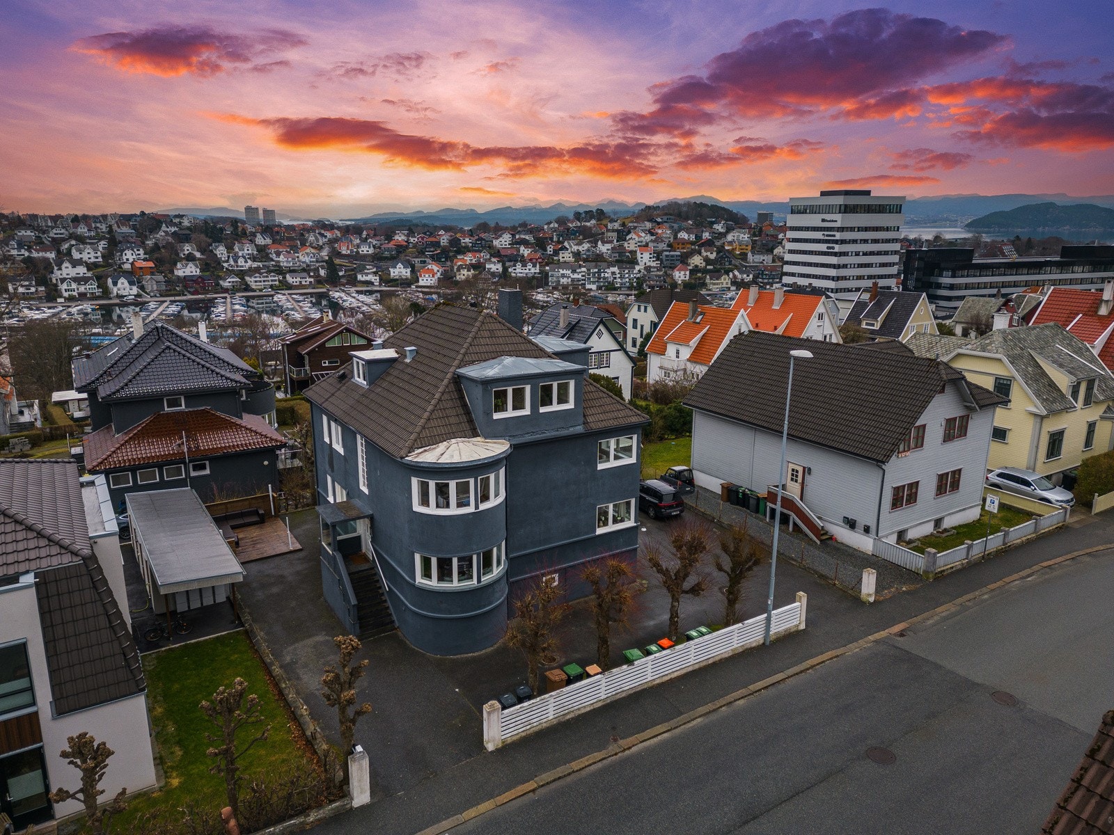 Bussstopp i kort avstand fra boligen. Galleribilde