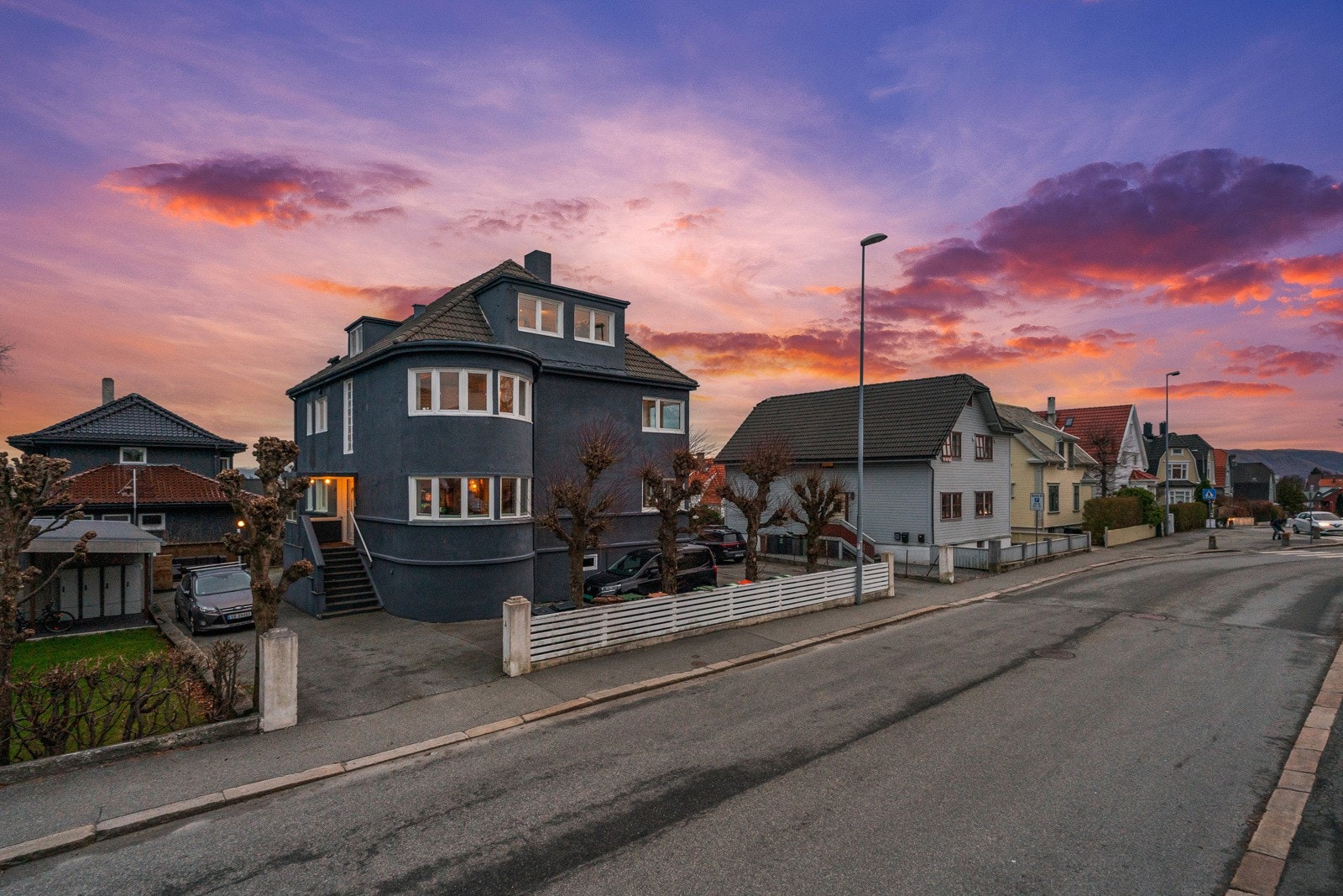 Bygget er i sin tid tegnet av arkitekt Lars Storhaug. Her bor man fint til på Våland nær Stavanger Sentrum og nær SUS. Galleribilde