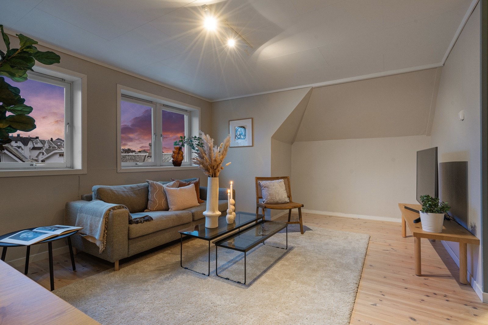 Leiligheten holder en gjennomgående god standard med nydelige tregulv og lys malte vegger. Galleribilde