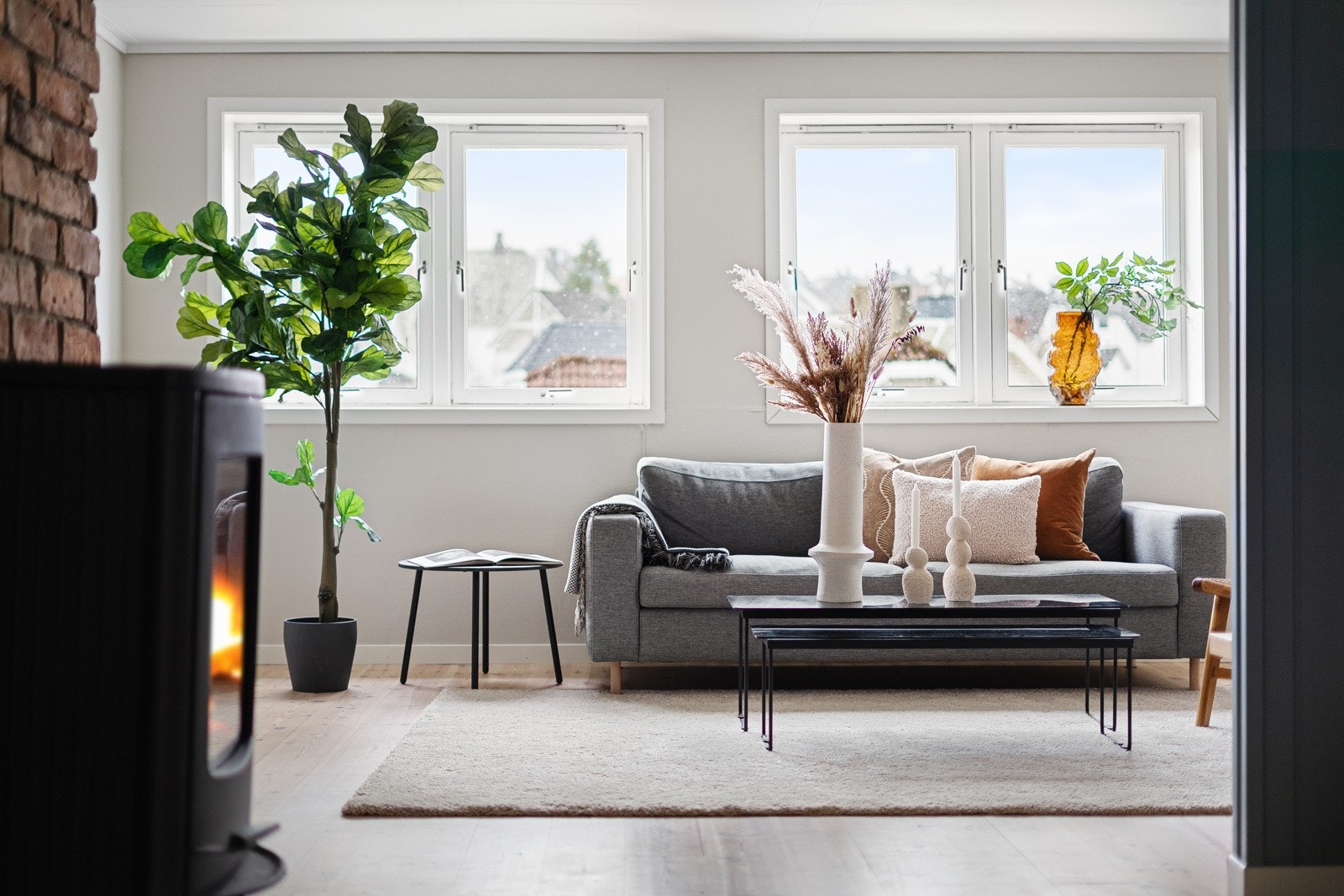 Leiligheten varmes opp via en pen vedovn. Lekker teglsteinvegg. Galleribilde