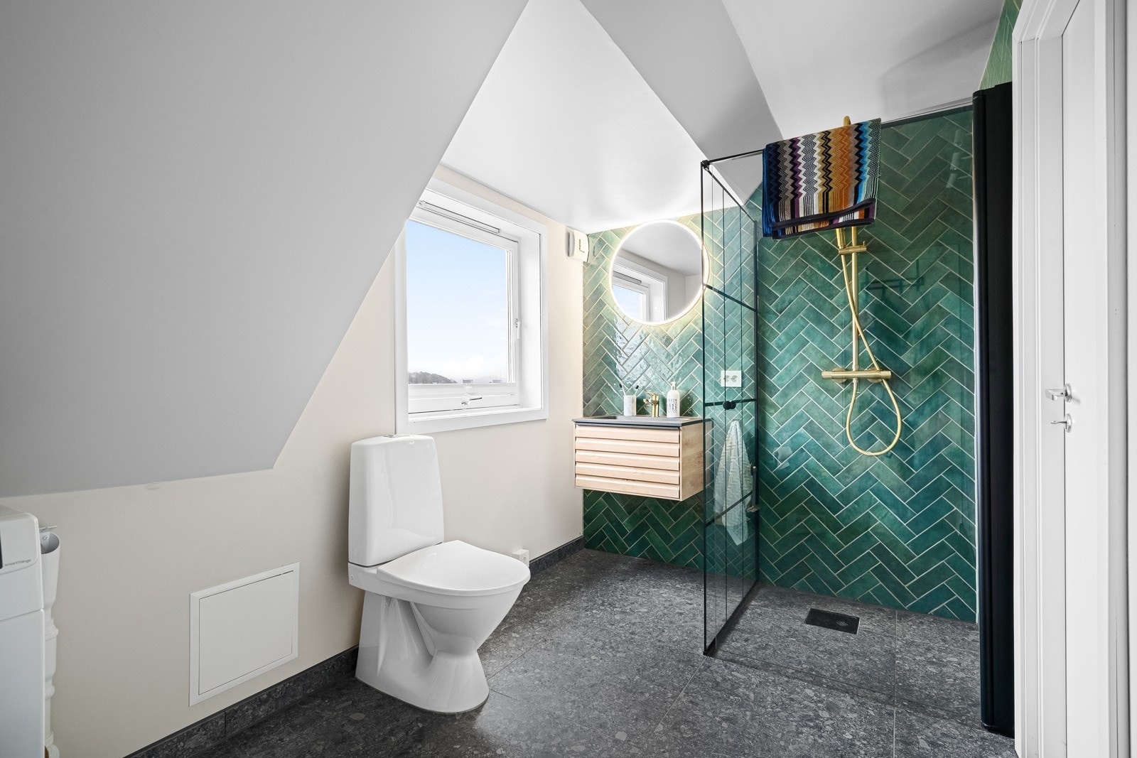 Oppusset og innbydende bad. Lekre fliser og detaljer! Galleribilde