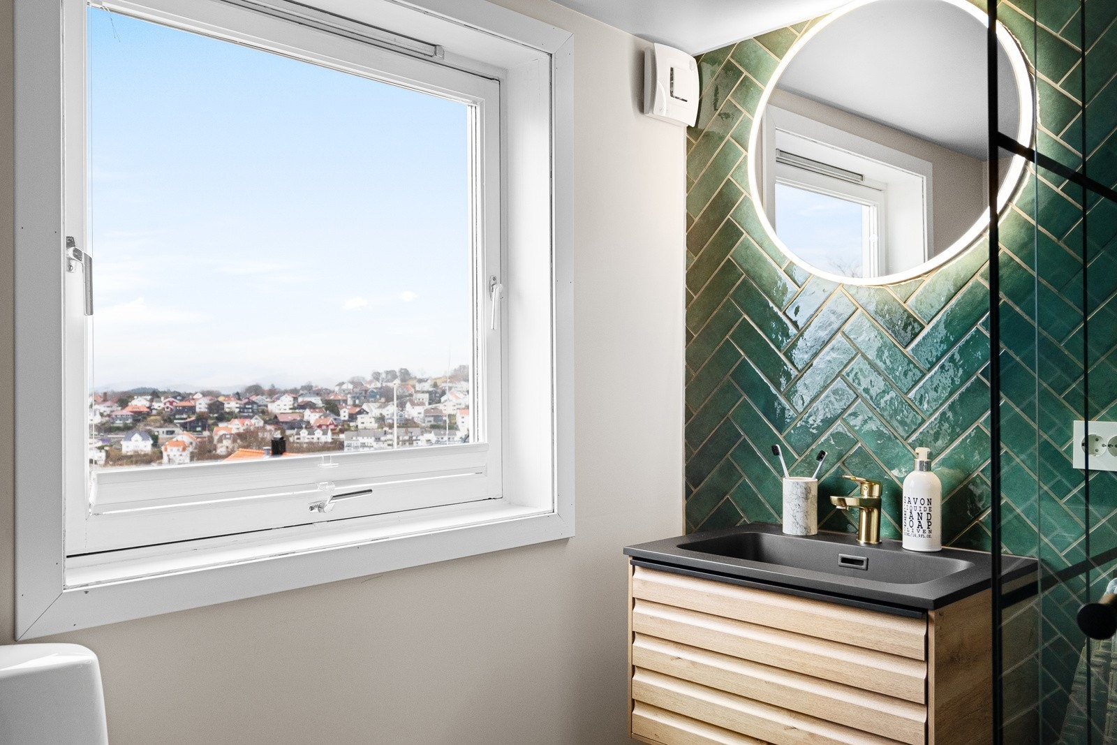 Fin utsikt mot Paradis fra baderomsvinduet. Galleribilde