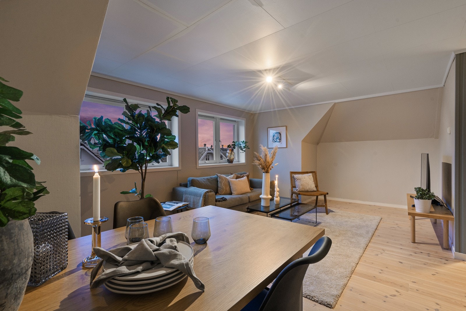 Dette er spennende og lekker toppleilighet, beliggende i byggets 3. etasje med bra standard og god planløsning. Galleribilde