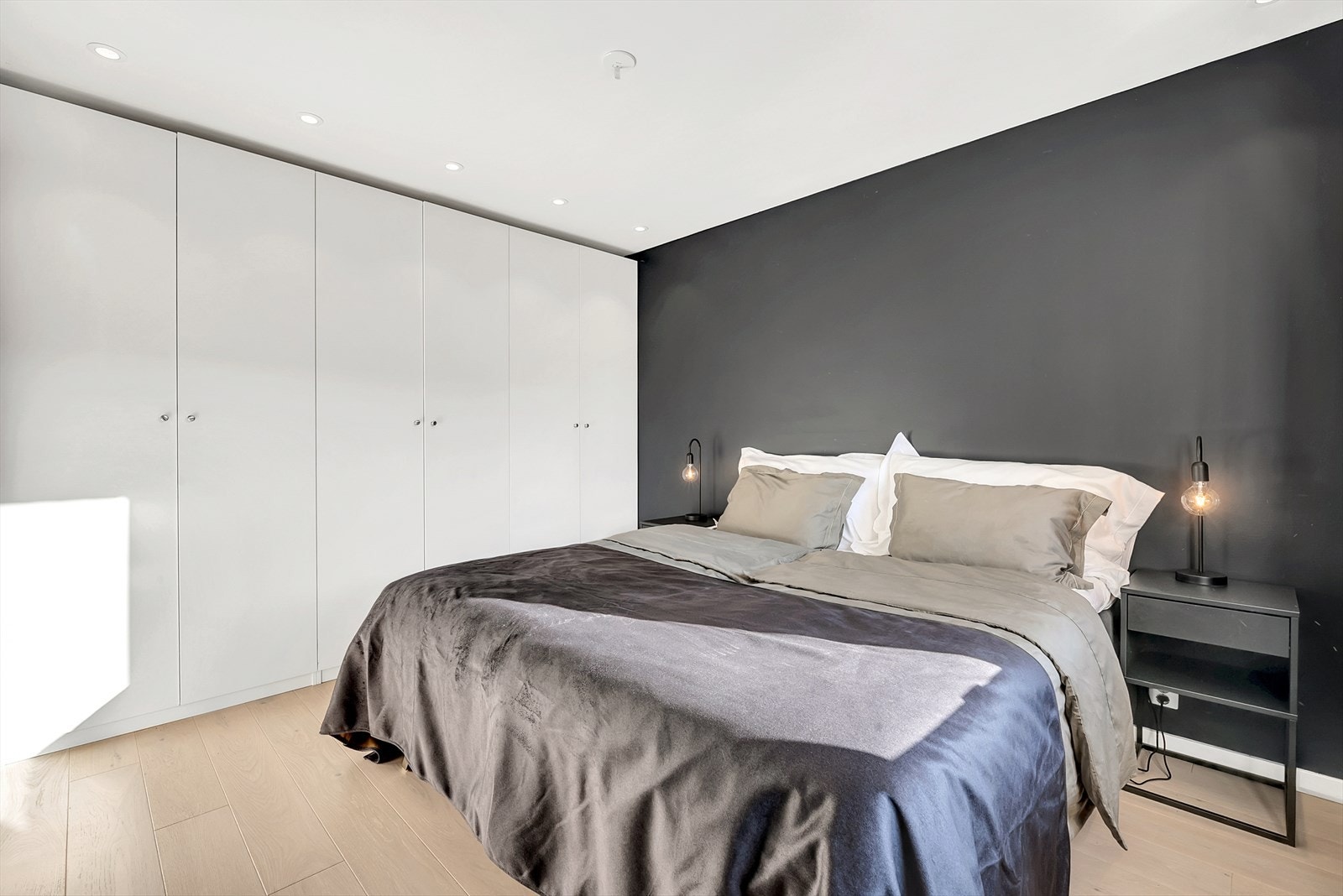 Hovedsoverom med parkett på gulv, malte slette vegger og malt tak med downlights. Det er montert 3 stk doble garderobeskap. Galleribilde