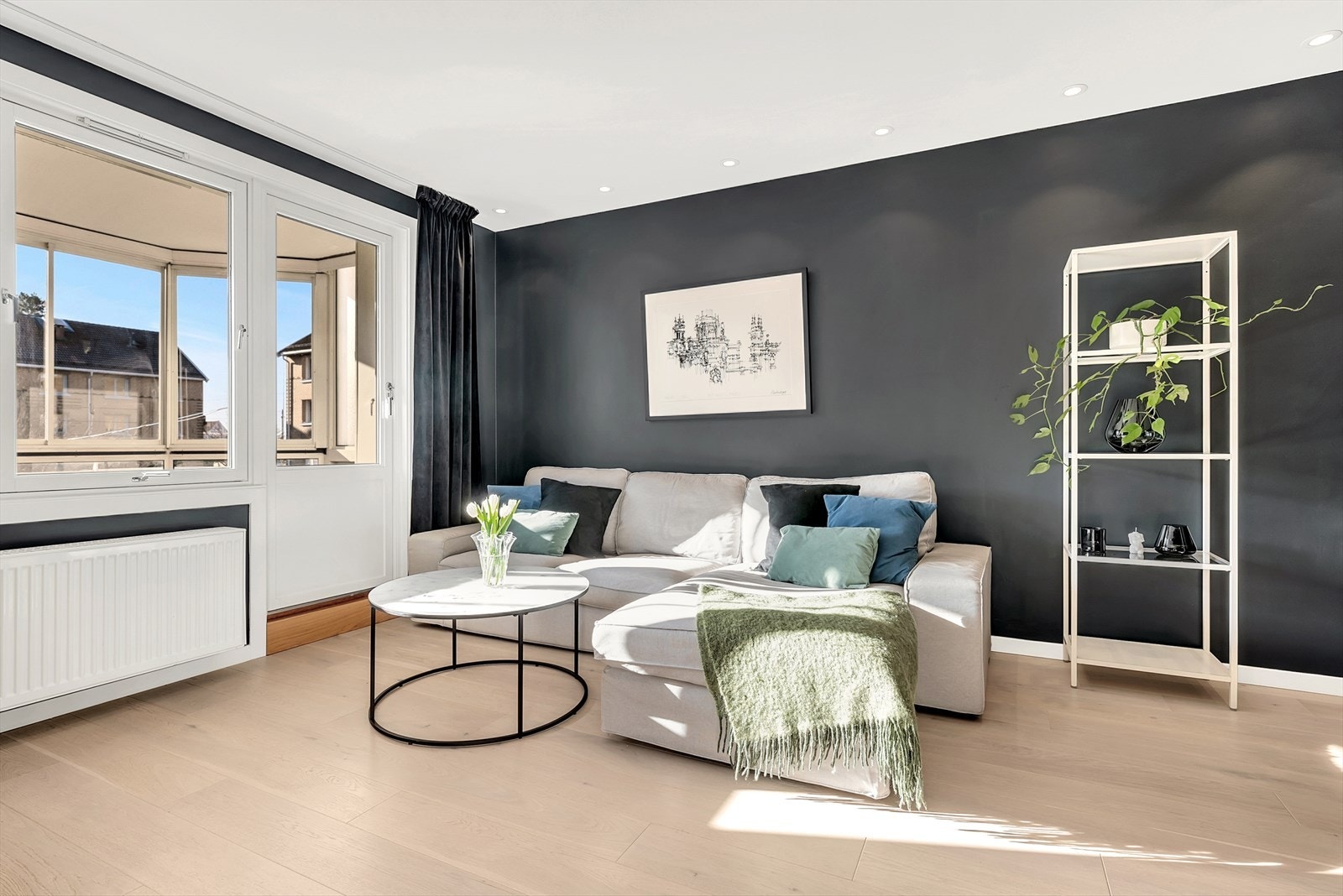 Stue med parkett på gulv, malte slette vegger og malt tak med downlights. Stuen er romslig med god plass til sofagruppe og spisegruppe. Galleribilde