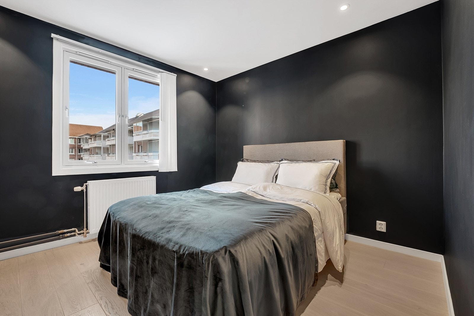 Soverom 2 med parkett på gulv, malte slette vegger og malt tak med downlights. Galleribilde