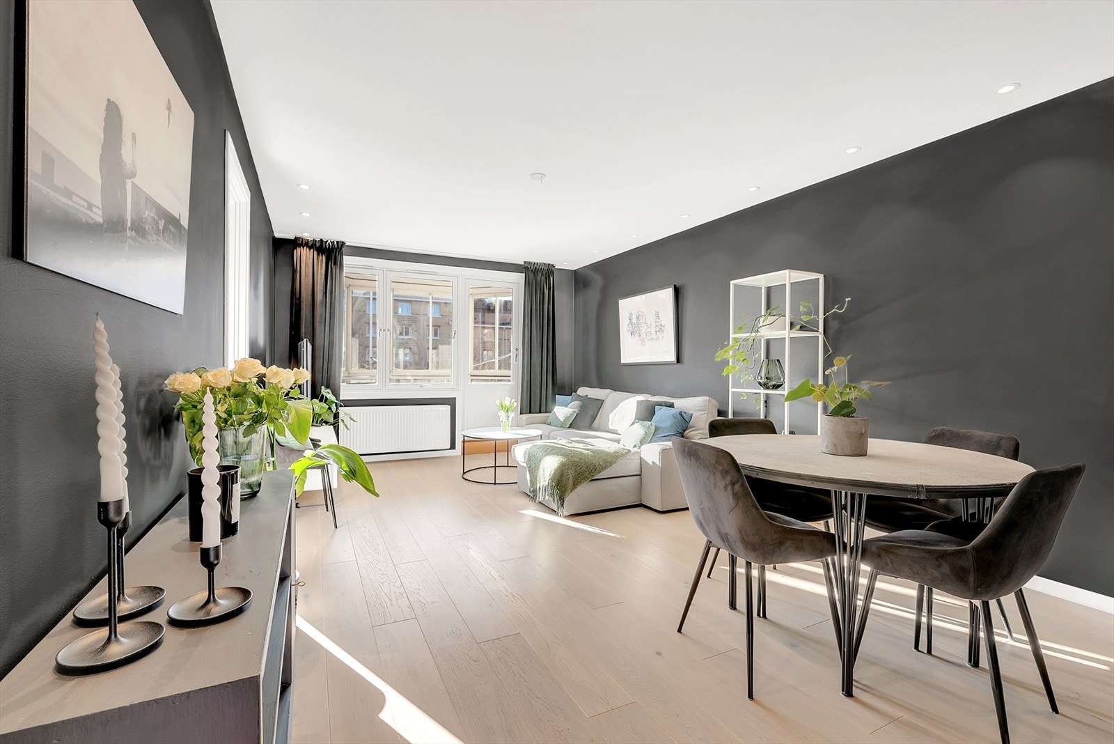 Stue med parkett på gulv, malte slette vegger og malt tak med downlights. Stuen er romslig med god plass til sofagruppe og spisegruppe. Galleribilde