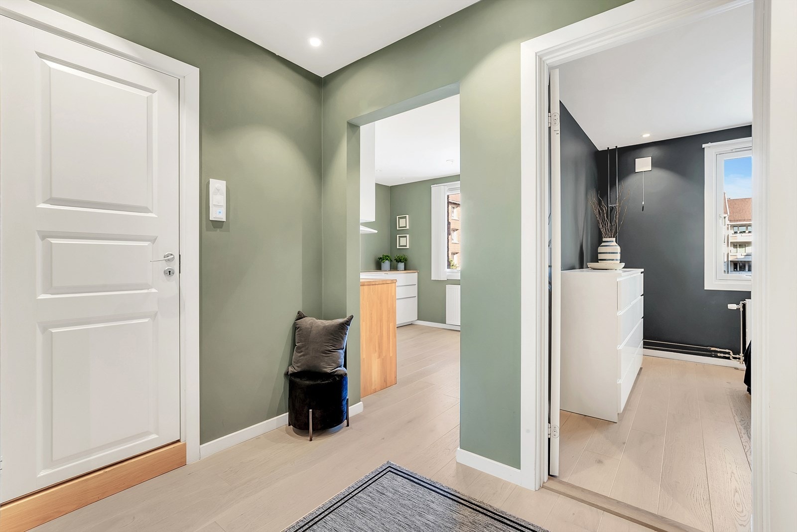 Innbydende entré med parkett på gulv, malte slette vegger og malt tak med downlights. Direkte adkomst til en flott og praktisk garderobe. Galleribilde
