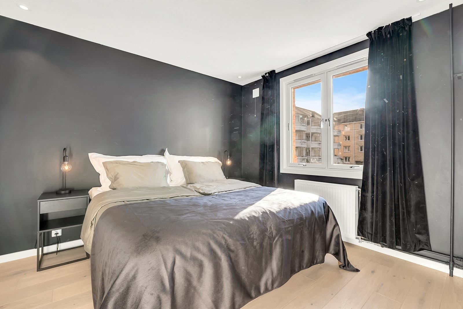 Hovedsoverom med parkett på gulv, malte slette vegger og malt tak med downlights. Det er montert 3 stk doble garderobeskap. Galleribilde