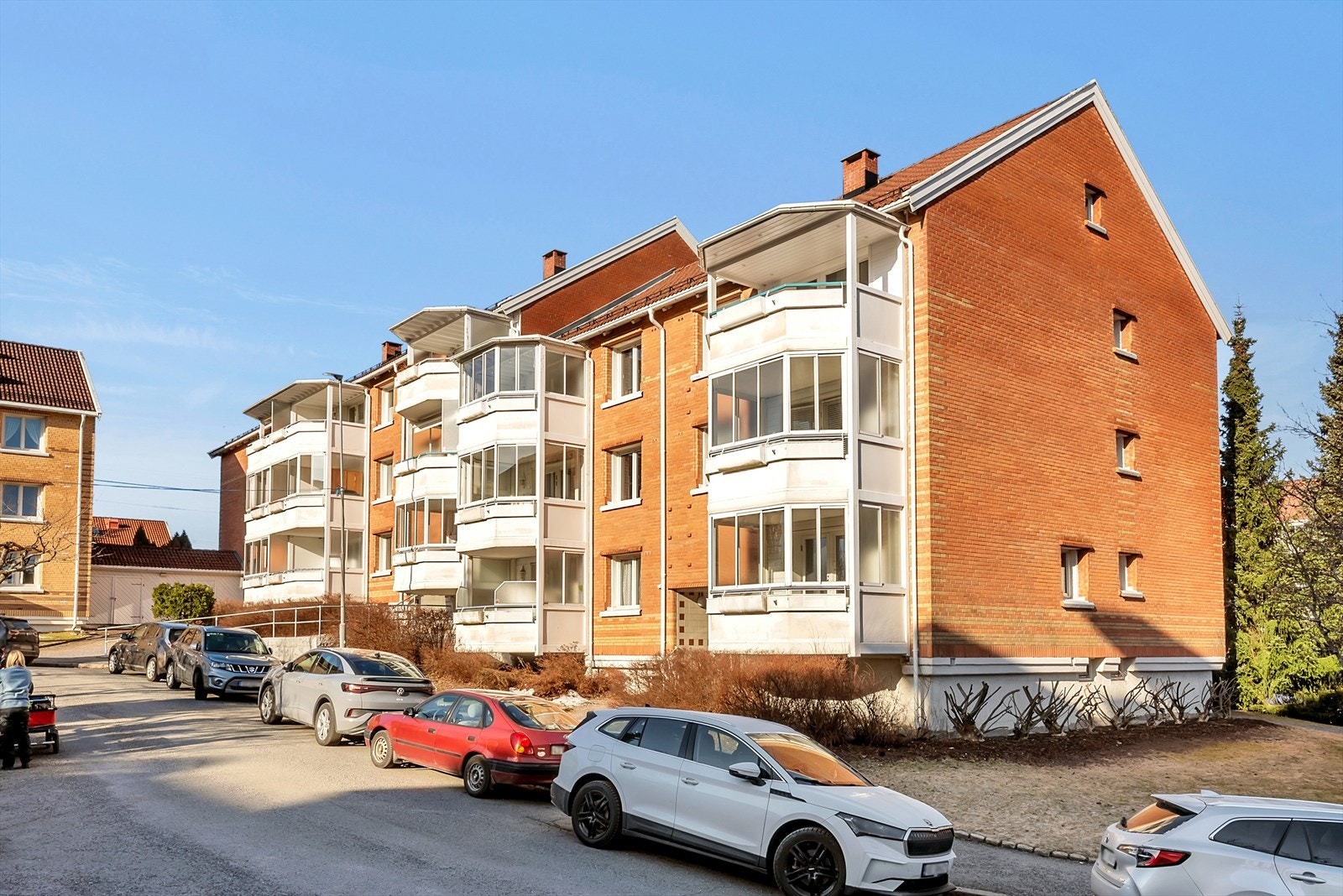 Radarveien 62 beliggende i rolig gate uten gjennomgangstrafikk. Galleribilde