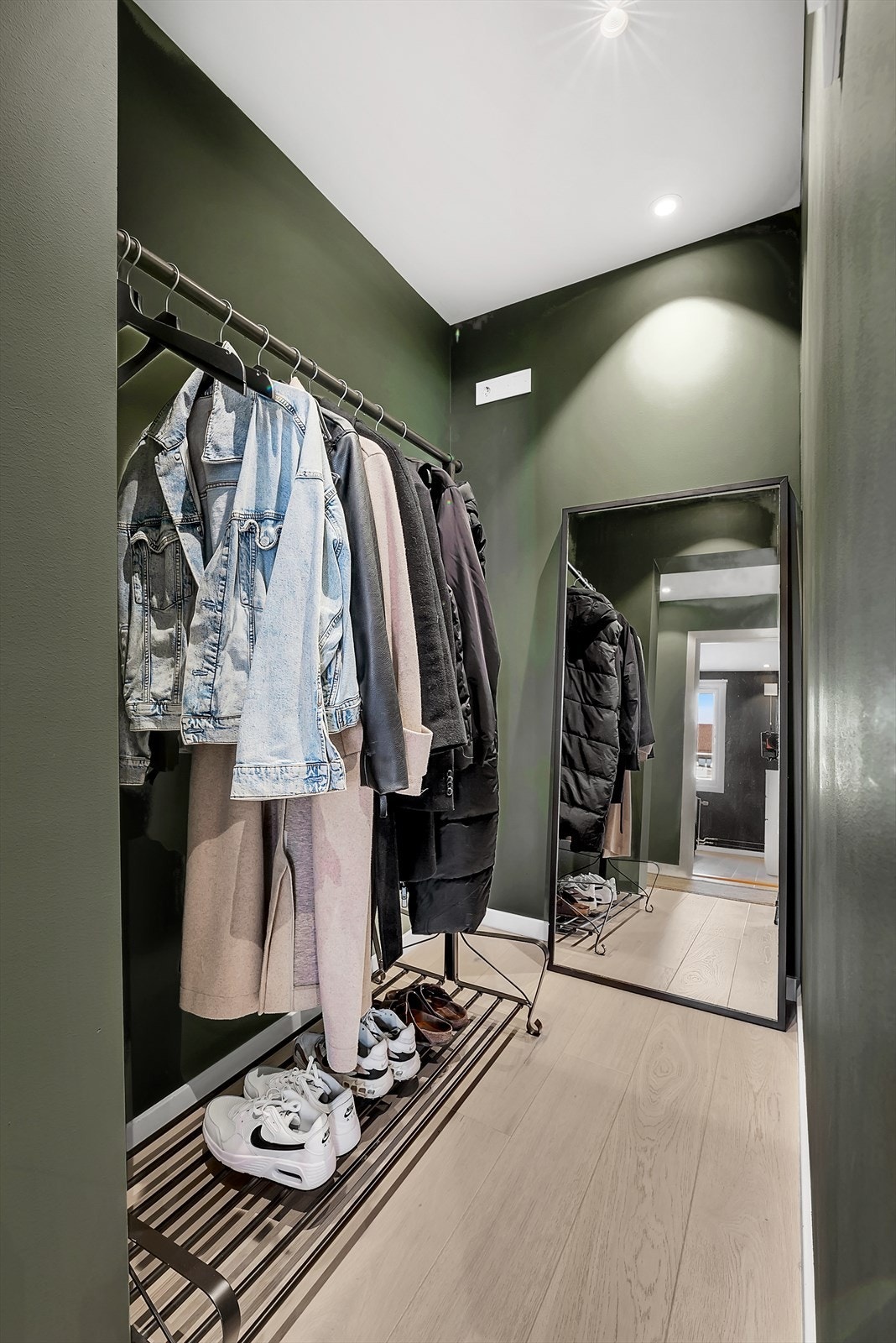 Praktisk garderobe i forbindelse med entré. Galleribilde