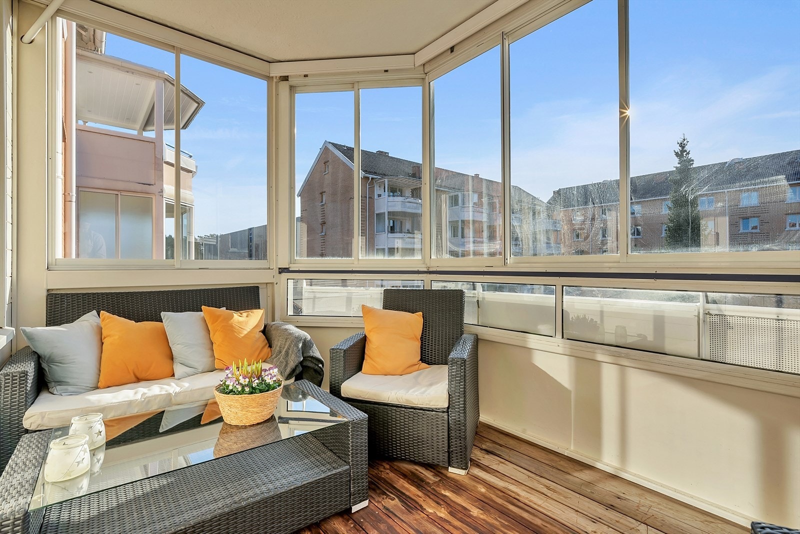Fra stuen er det utgang til en meget hyggelig sydvendt innglasset balkong på 7,5 kvm med kebony tregulv, belysning, strømuttak, terrassevarmer, hyggelig utsyn og gode solforhold. Galleribilde
