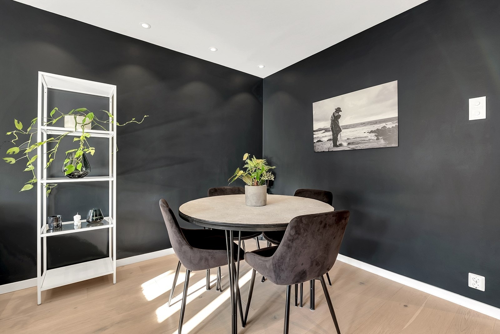 Stue med parkett på gulv, malte slette vegger og malt tak med downlights. Stuen er romslig med god plass til sofagruppe og spisegruppe. Galleribilde