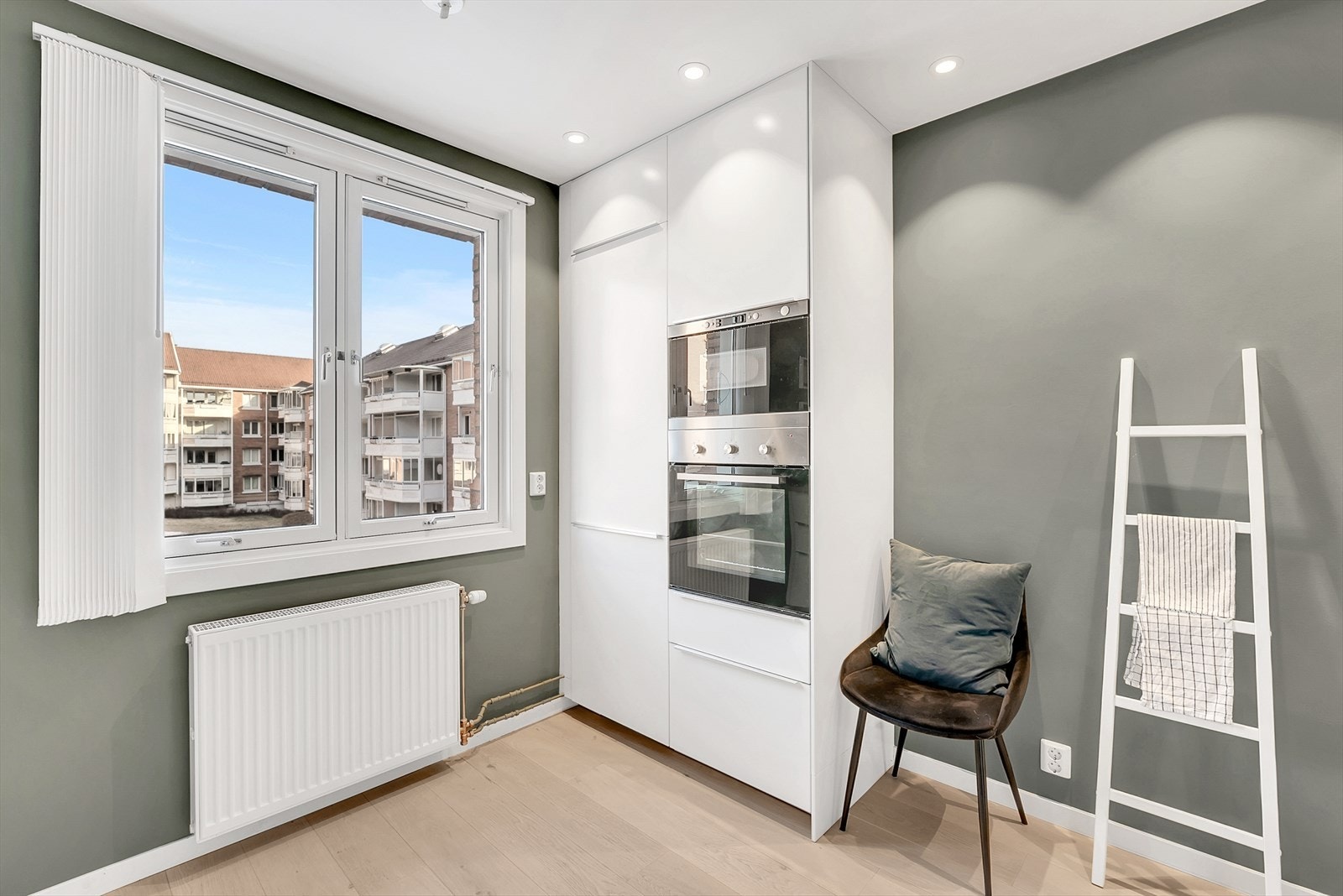 Kjøkkeninnredningen består av hvite slette fronter, heltre eik benkeplate, oppvaskkum, fritthengende ventilator og integrerte hvitevarer som koketopp, stekeovn, oppvaskmaskin, mikroovn og kjøl-/fryseskap. Galleribilde