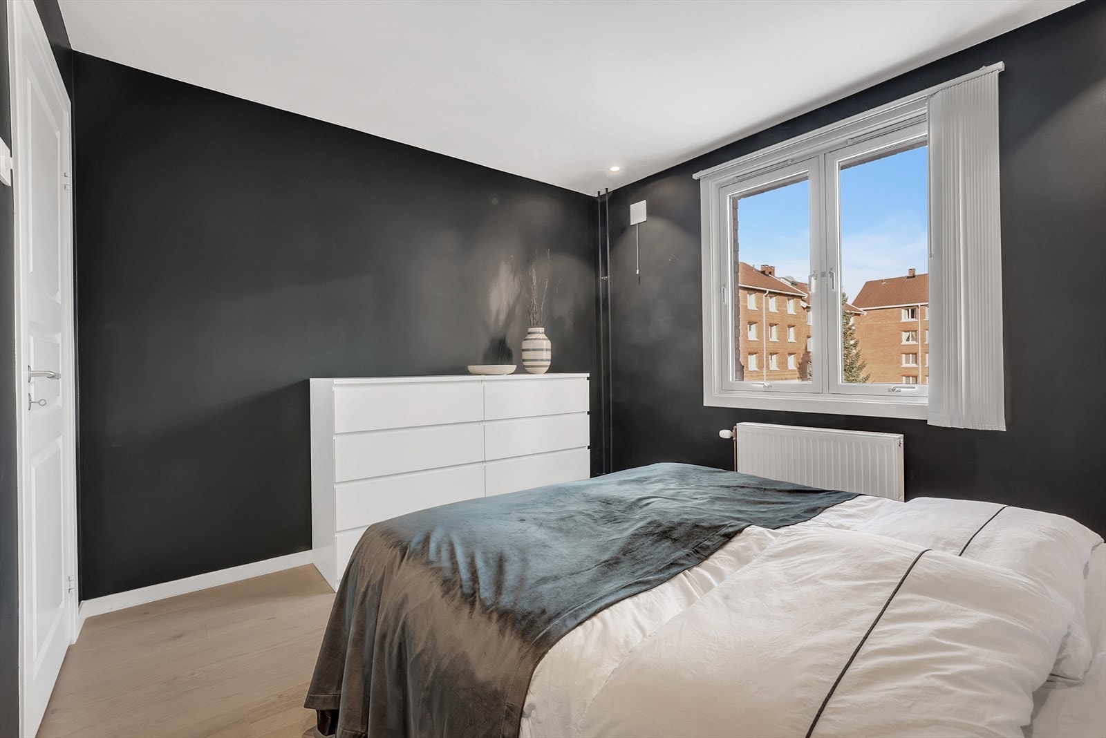 Soverom 2 med parkett på gulv, malte slette vegger og malt tak med downlights. Galleribilde