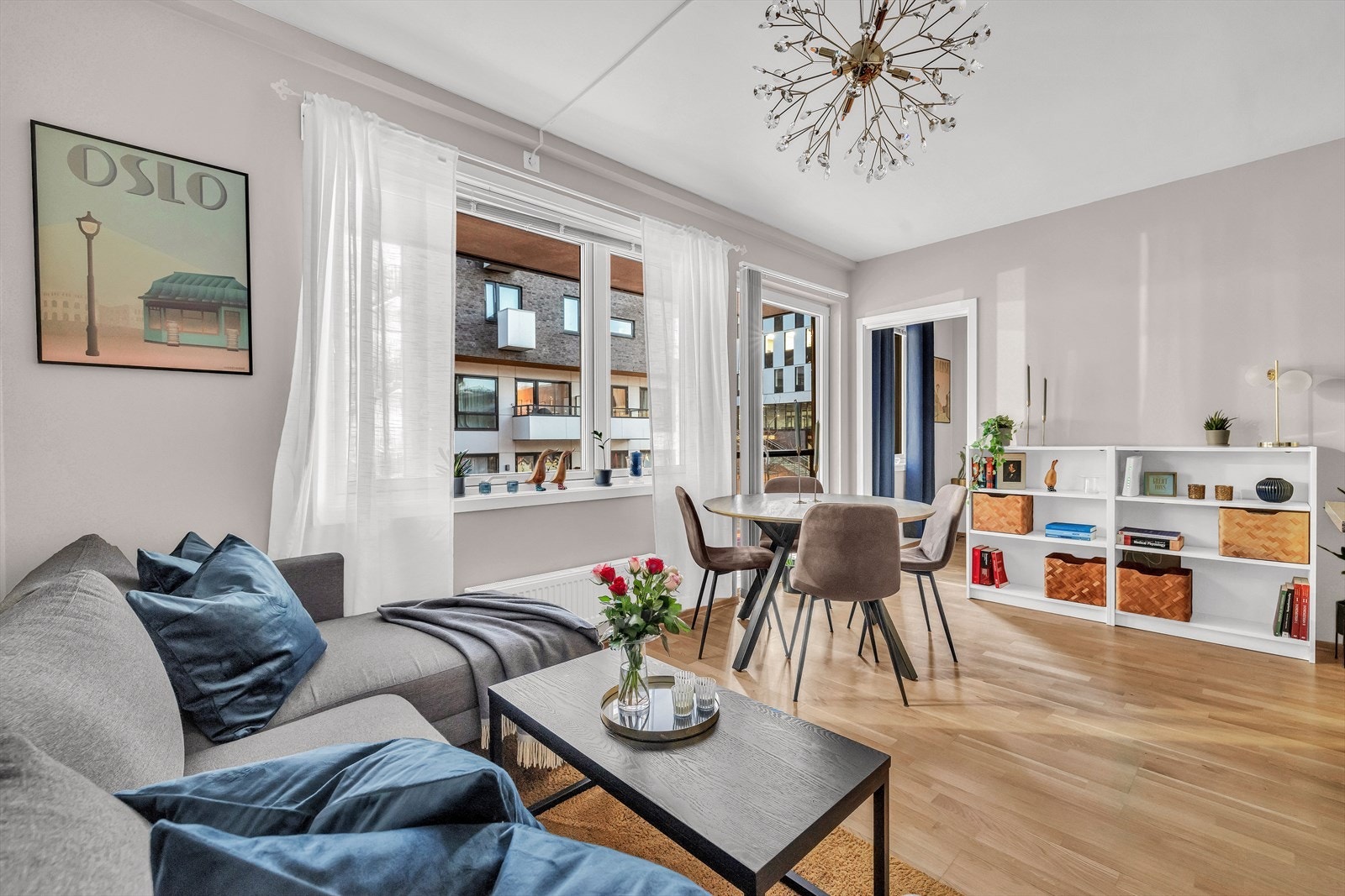I stuen er det plass til en sofagruppe med tilhørende møbler, samt også plass til en hyggelig spisegruppe. Galleribilde